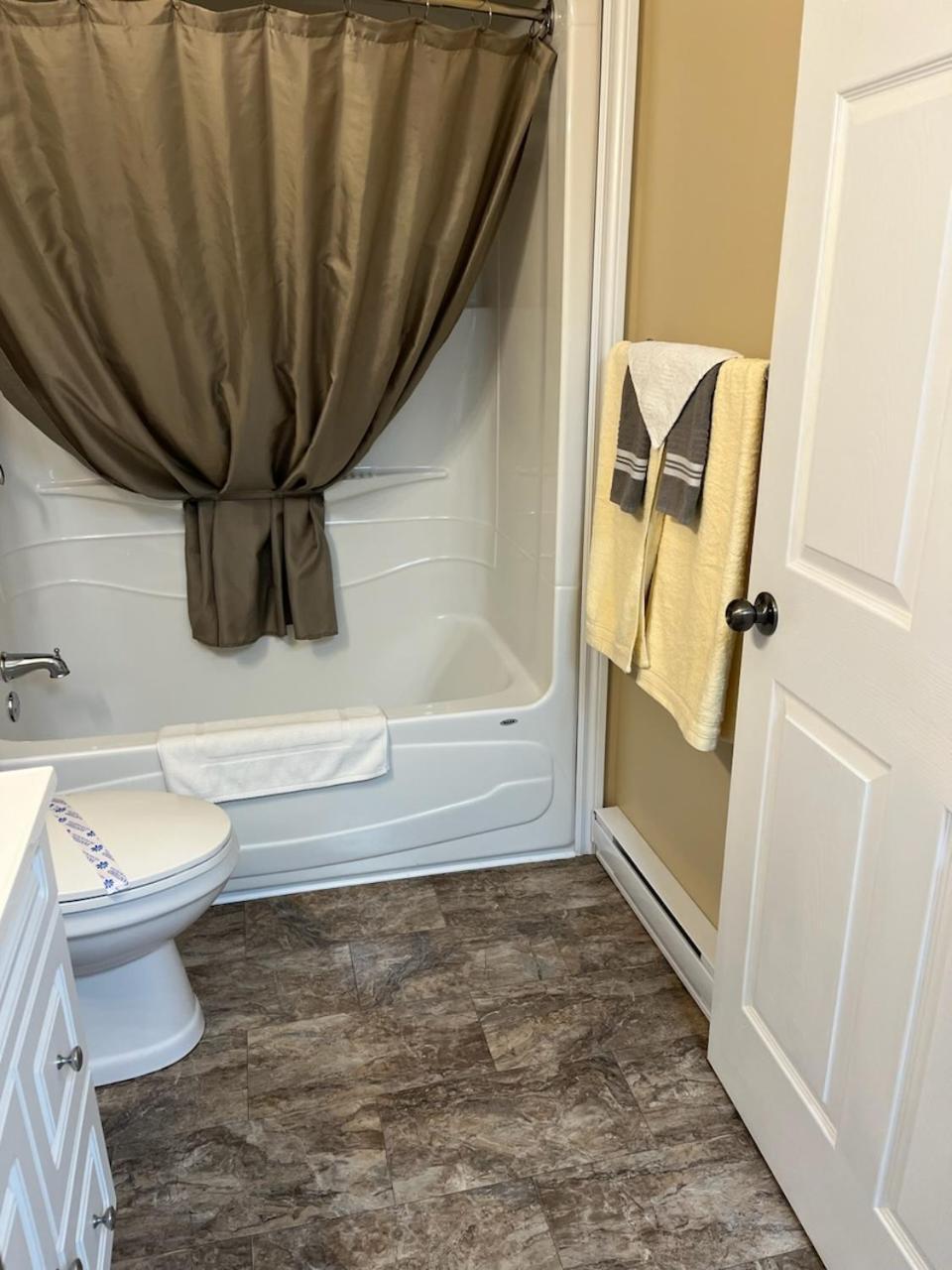 Riverview Suites Кларенвил Екстериор снимка