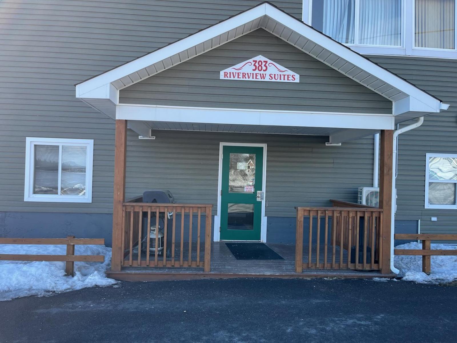 Riverview Suites Кларенвил Екстериор снимка