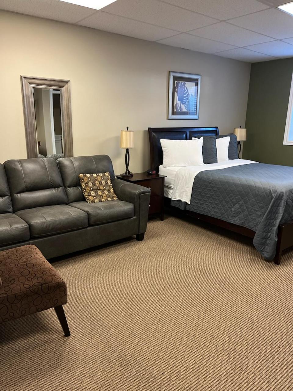 Riverview Suites Кларенвил Екстериор снимка
